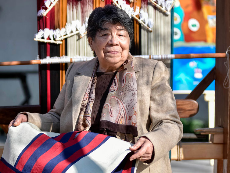 Tejedora de chamantos de Doñihue obtiene premio Mujer Ícono Sello de Origen